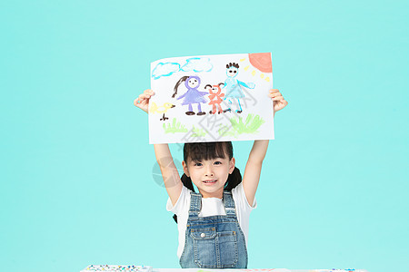 小女孩展示绘画作品背景图片