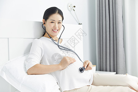 孕妇用听诊器听胎动图片