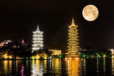 桂林日月双塔月亮升起图片