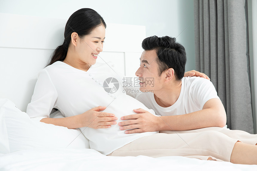 丈夫听孕妇老婆胎动图片