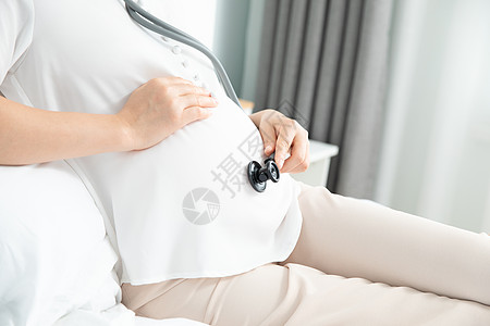 孕妇用听诊器听自己胎动高清图片