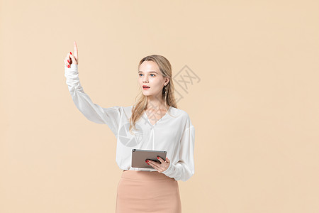 外国女模特手拿平板电脑背景图片