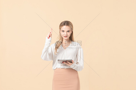 外国女模特手拿平板电脑图片