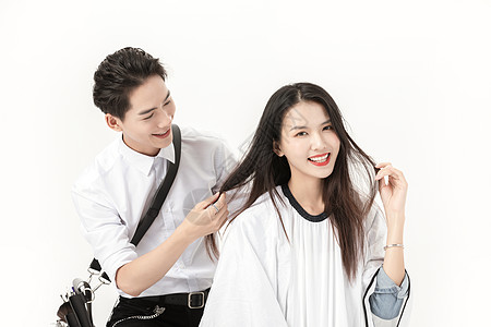 帅气理发师给顾客理发图片素材