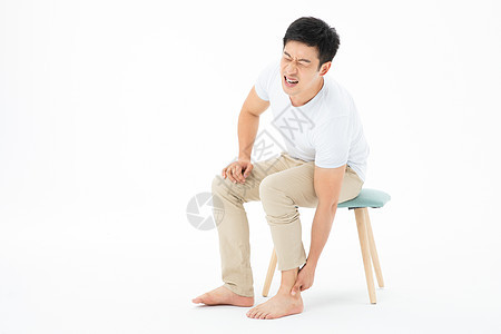 青年男性腿部疼痛图片