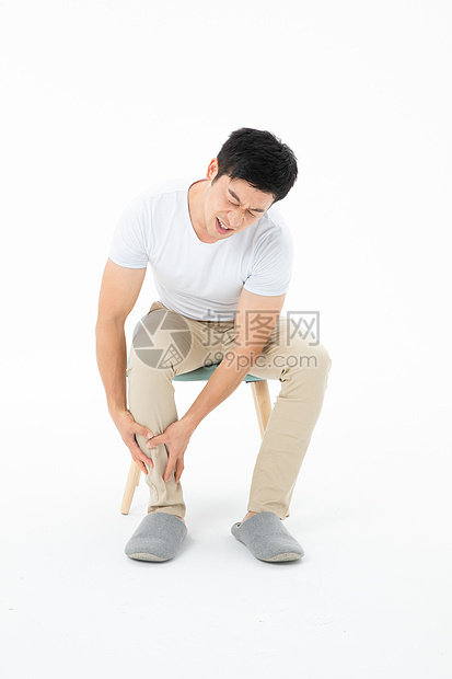 青年男性腿部疼痛图片
