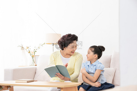 祖孙二人坐在沙发上一起看书图片