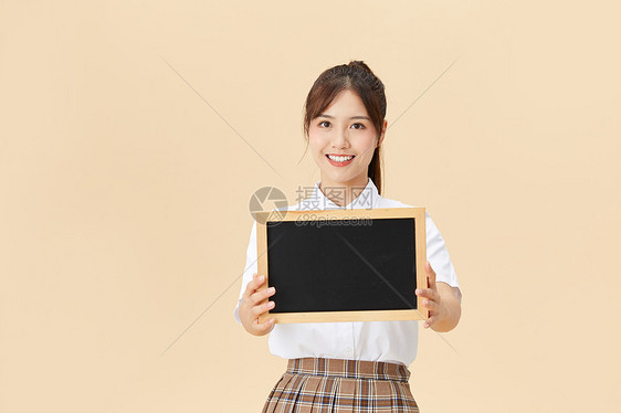 拿着小黑板的女学生图片