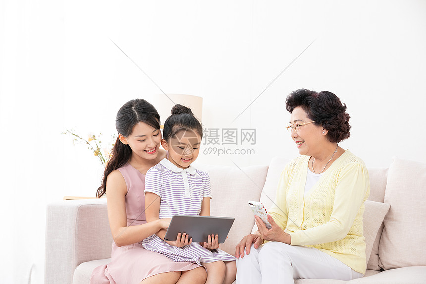 祖孙三代人坐在沙发上看iPad图片