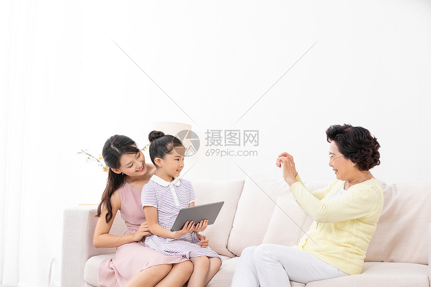 祖孙三代人在客厅沙发上自拍图片