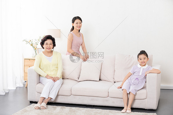 祖孙三代人在客厅沙发上图片
