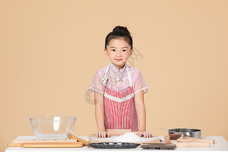 女孩做月饼图片