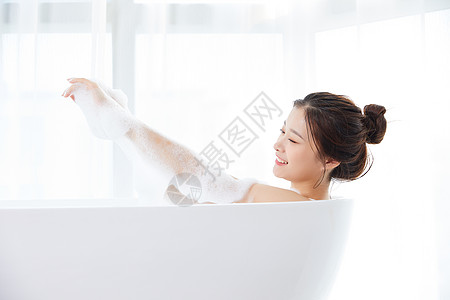 浴缸美女美女躺在浴缸洗泡泡浴背景