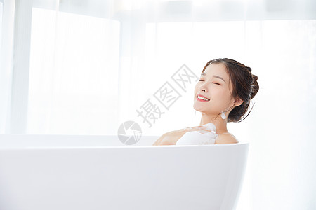 美女躺在浴缸洗泡泡浴图片素材