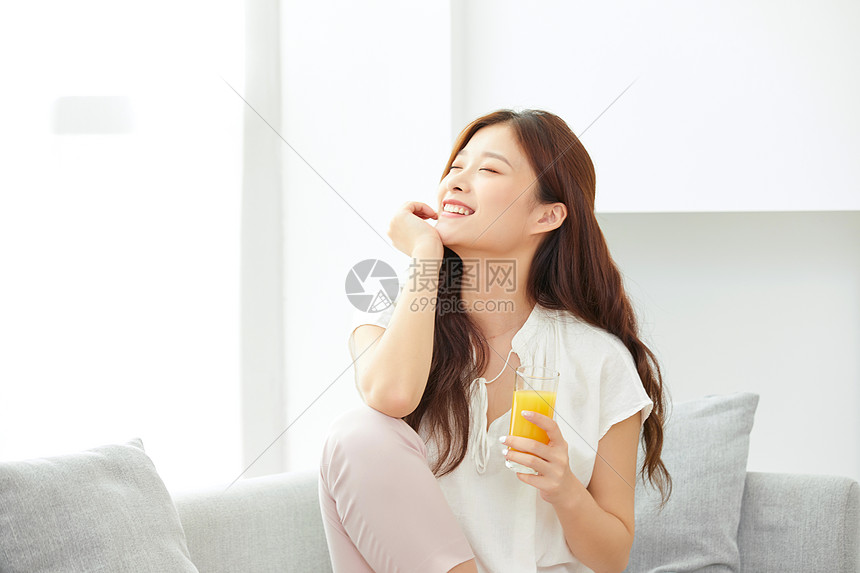 居家女性喝橙汁图片