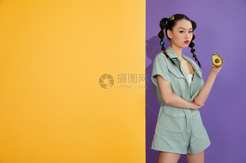 时尚潮流女性与牛油果图片