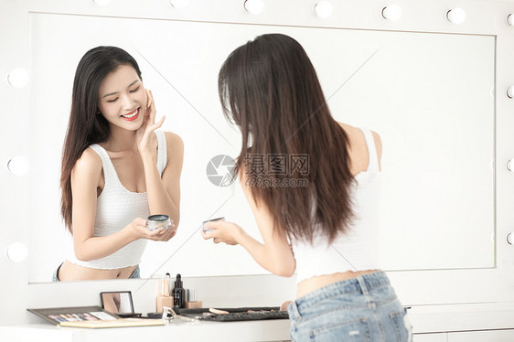 时尚青年女性化妆台化妆图片