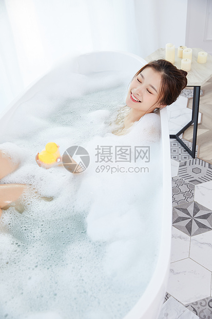 美女躺在浴缸洗泡泡浴图片