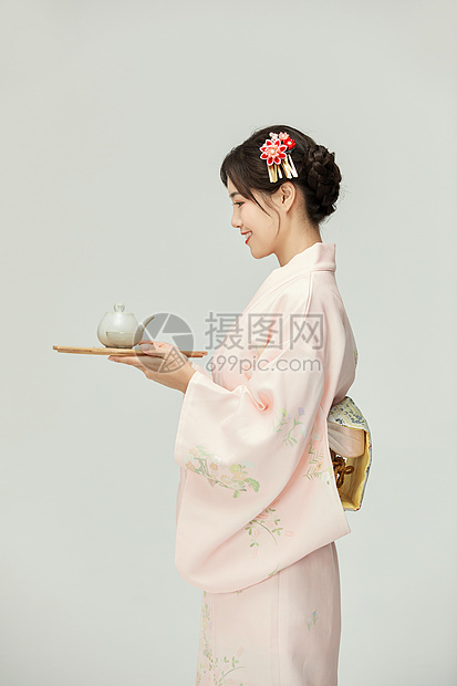 和服美女端着茶具图片