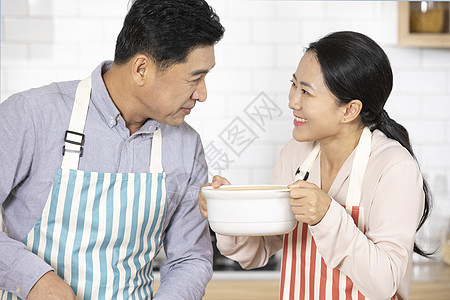 家庭烹饪中年夫妻厨房煲汤背景