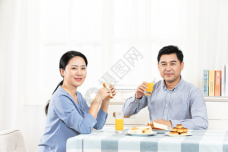 夫妻吃早餐图片