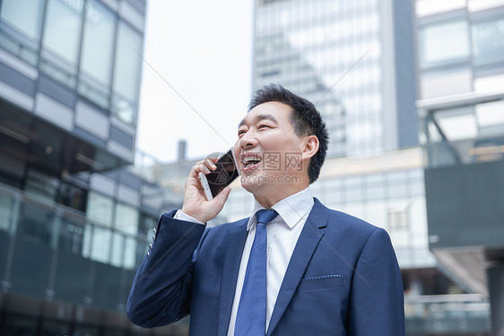 商务男性打电话图片