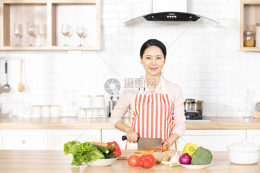 女性厨房切菜图片