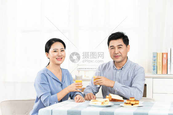 夫妻吃饭图片