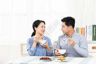 夫妻吃饭图片