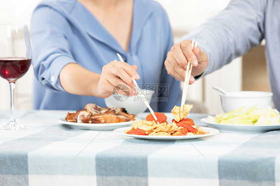 夫妻吃饭特写图片