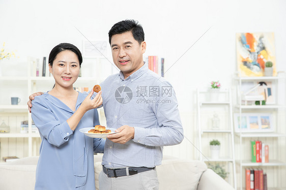 夫妻品尝糕点图片