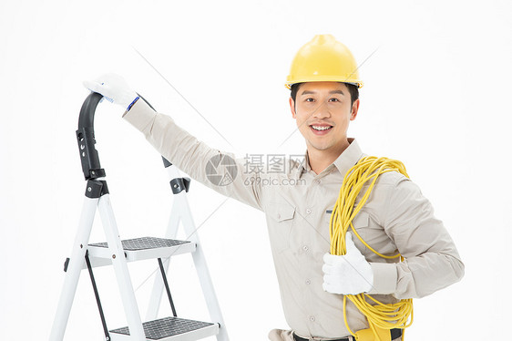 维修工人拿着电线梯子图片