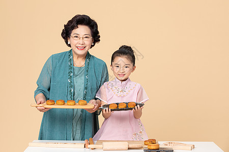 奶奶和孙女手捧月饼图片