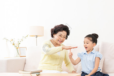 奶奶和孙女嬉戏图片