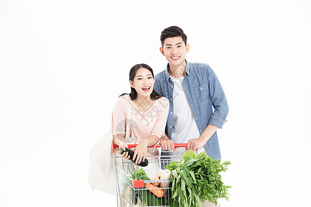 情侣一起推购物车图片图片