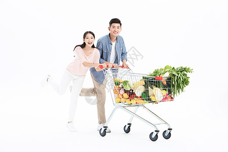 年轻夫妻推购物车买菜图片