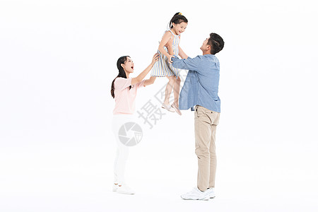 爸爸妈妈把女儿举起来高清图片