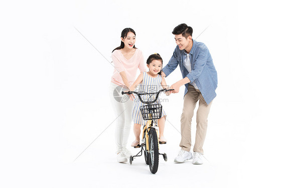 爸爸妈妈教女儿骑自行车图片