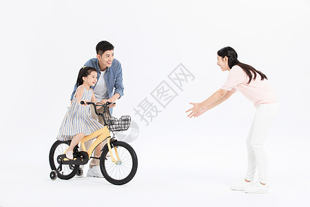 爸爸妈妈教女儿骑自行车图片