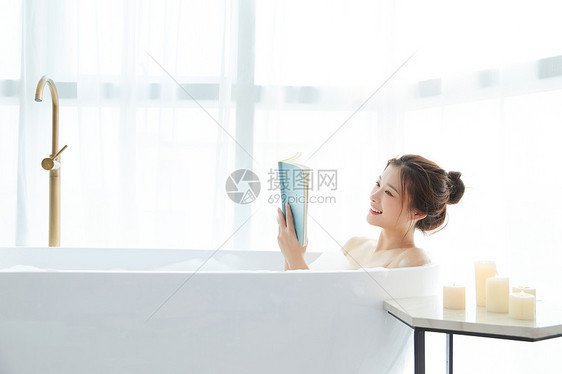 美女洗泡泡浴看书图片
