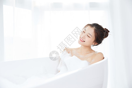 美女躺在浴缸洗泡泡浴图片