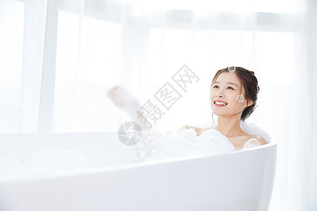 浴缸美女美女躺在浴缸洗泡泡浴背景