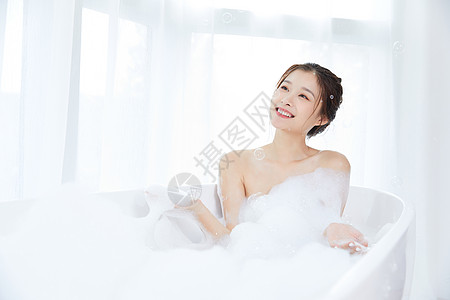 美女躺在浴缸洗泡泡浴高清图片