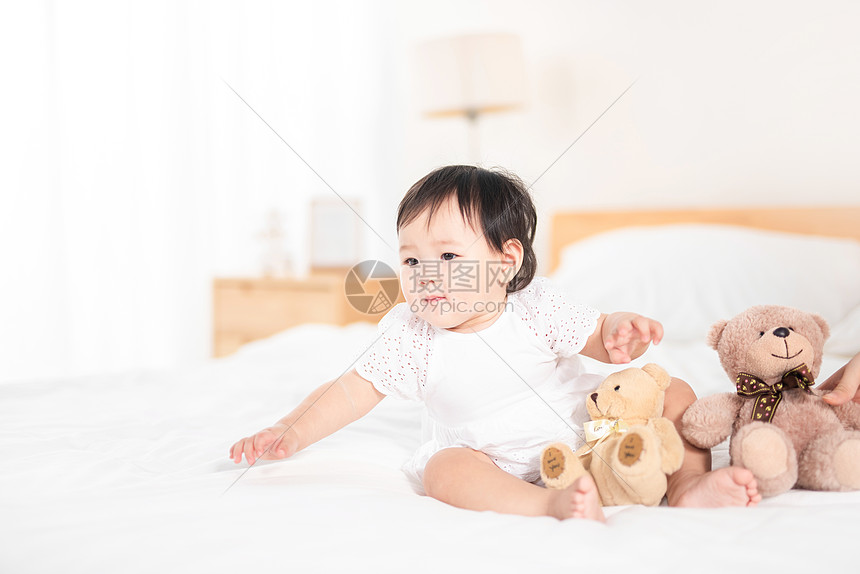 婴儿和玩具熊图片