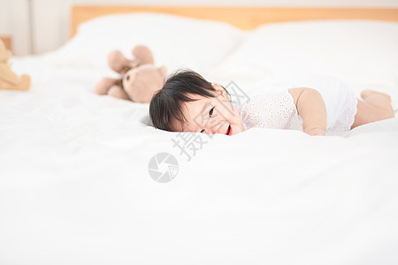 婴儿爬在床上图片