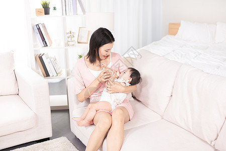 妈妈哺乳给宝宝吃奶喝奶喂奶