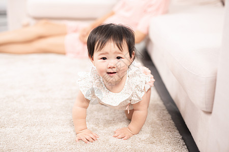 女婴在地毯上爬图片