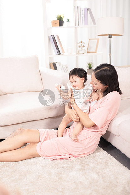 妈妈抱着宝宝坐在地毯上图片