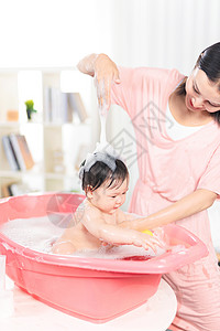 妈妈给宝宝洗泡泡浴图片
