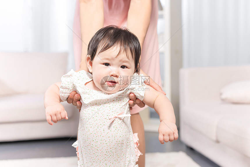 妈妈扶着女婴学走路图片